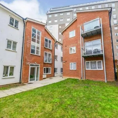 Luxe & Stylish Central Luton 2Bed Apt - Fast Wi-Fi & Private Patio Exterior photo