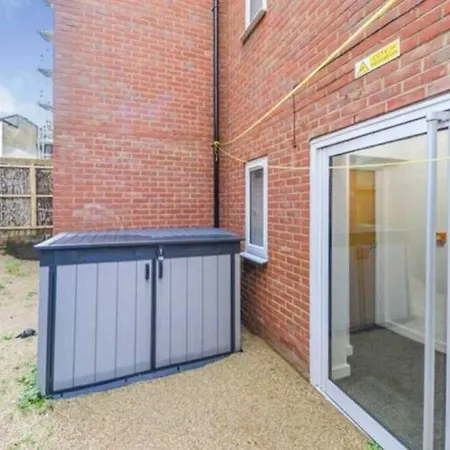 Luxe & Stylish Central Luton 2Bed Apt - Fast Wi-Fi & Private Patio Exterior photo