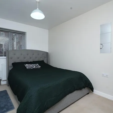 Luxe & Stylish Central Luton 2Bed Apt - Fast Wi-Fi & Private Patio Exterior photo