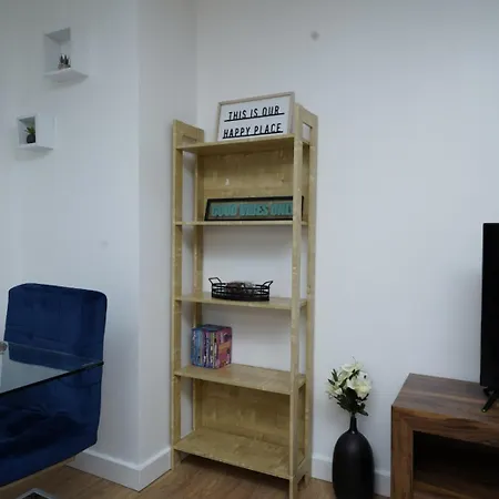 Luxe & Stylish Central Luton 2Bed Apt - Fast Wi-Fi & Private Patio Exterior photo