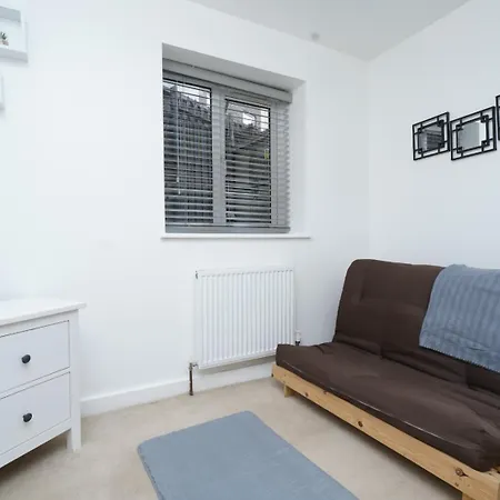 Luxe & Stylish Central Luton 2Bed Apt - Fast Wi-Fi & Private Patio Exterior photo