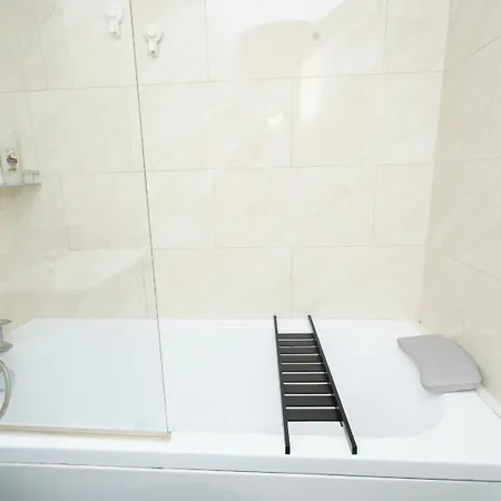 Luxe & Stylish Central Luton 2Bed Apt - Fast Wi-Fi & Private Patio Exterior photo