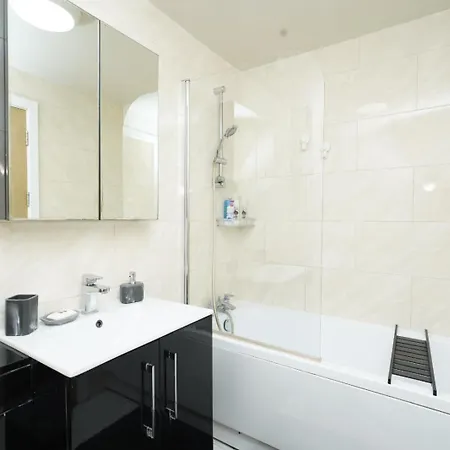 Luxe & Stylish Central Luton 2Bed Apt - Fast Wi-Fi & Private Patio Exterior photo