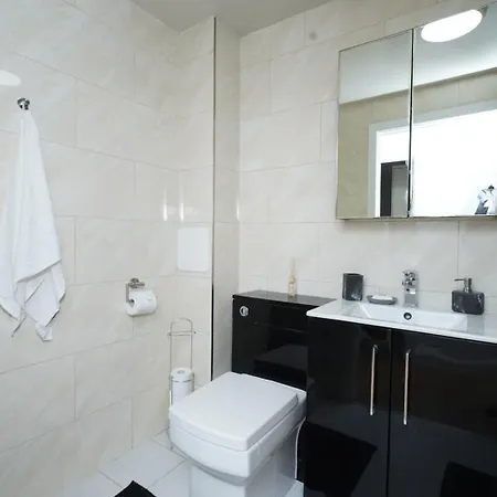 Luxe & Stylish Central Luton 2Bed Apt - Fast Wi-Fi & Private Patio Exterior photo