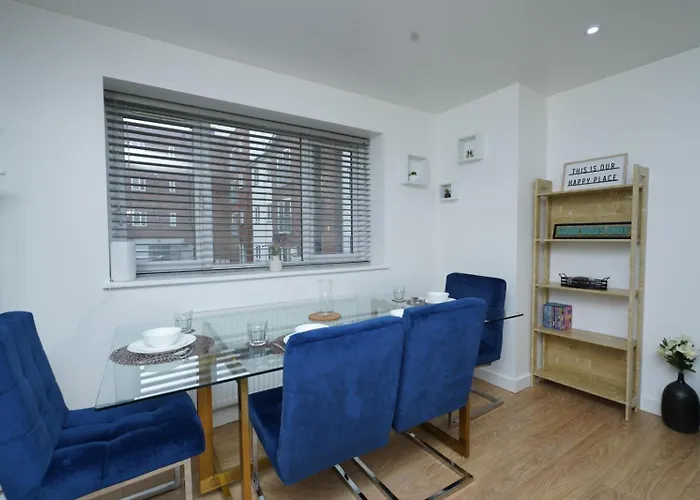 Luxe & Stylish Central Luton 2Bed Apt - Fast Wi-Fi & Private Patio
