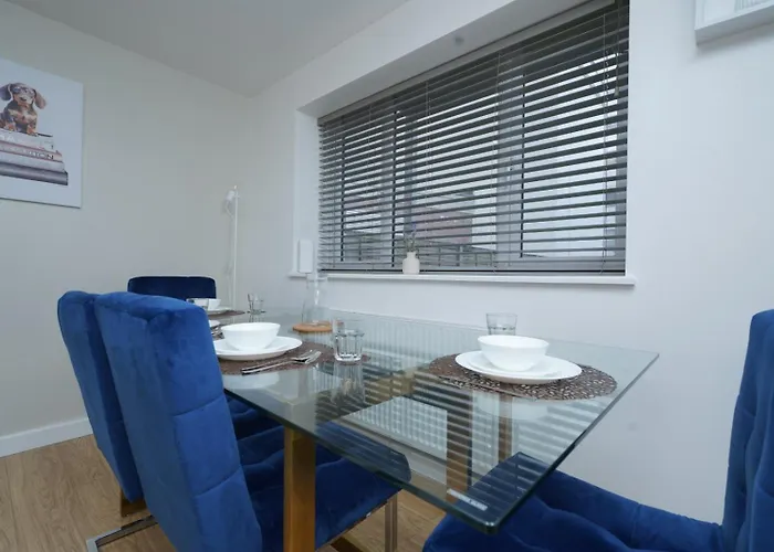 Luxe & Stylish Central Luton 2Bed Apt - Fast Wi-Fi & Private Patio