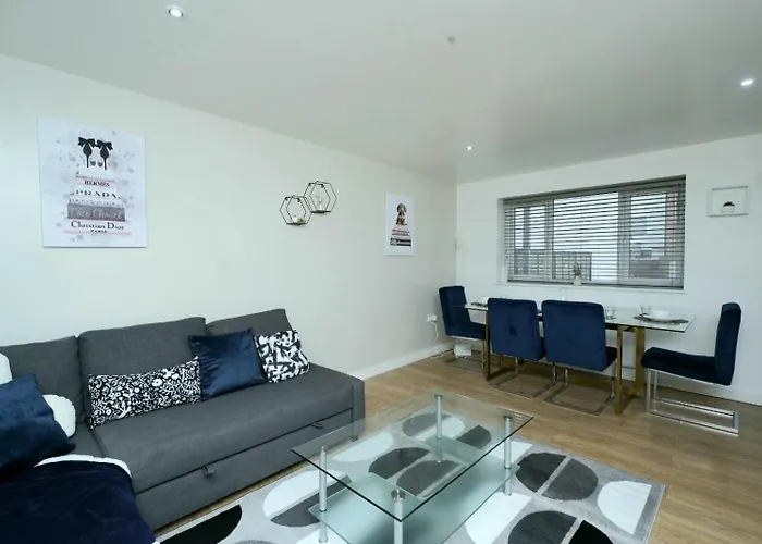Luxe & Stylish Central Luton 2Bed Apt - Fast Wi-Fi & Private Patio