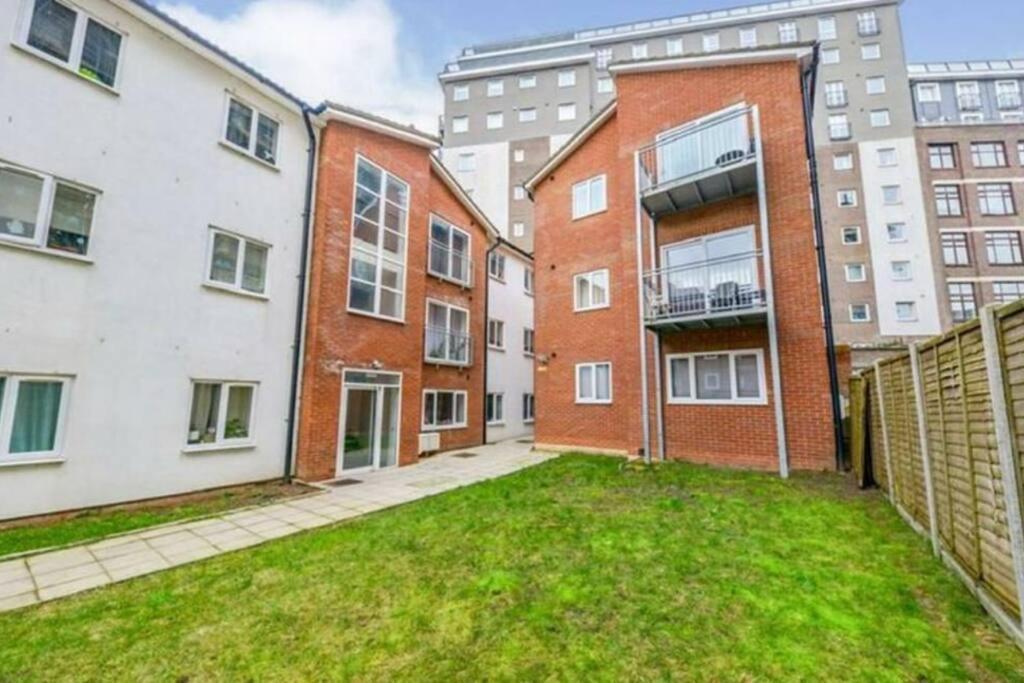 Apartment Luxe & Stylish Luton 2bed - Fast Wi-fi & Private Patio *