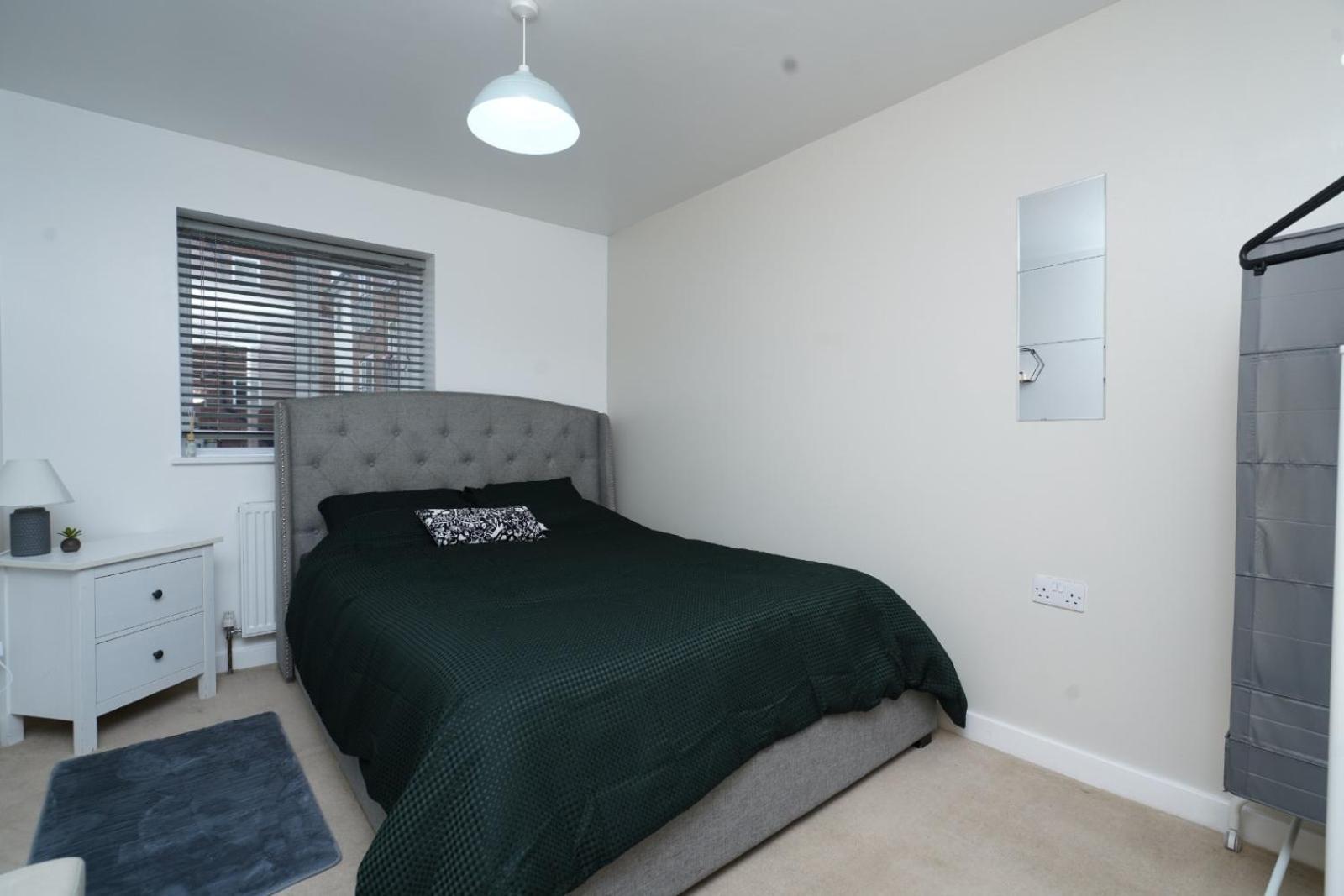 Luxe & Stylish Luton 2bed - Fast Wi-fi & Private Patio Luton (Bedfordshire)