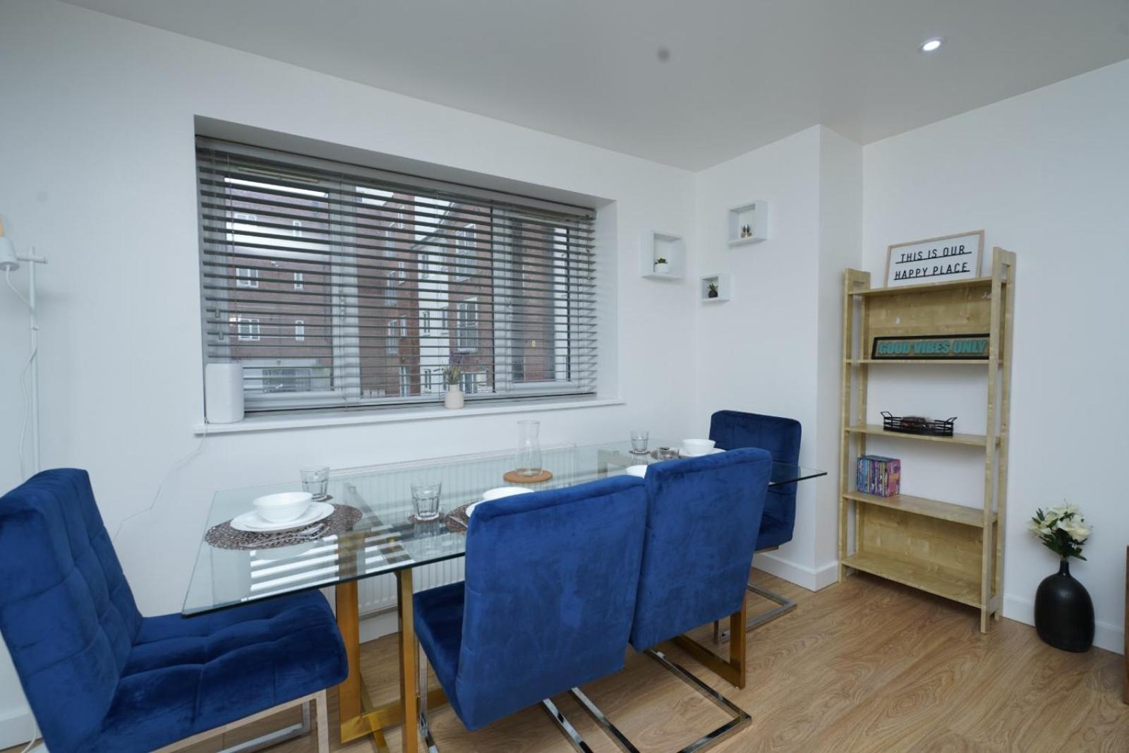 Apartment Luxe & Stylish Luton 2bed - Fast Wi-fi & Private Patio *