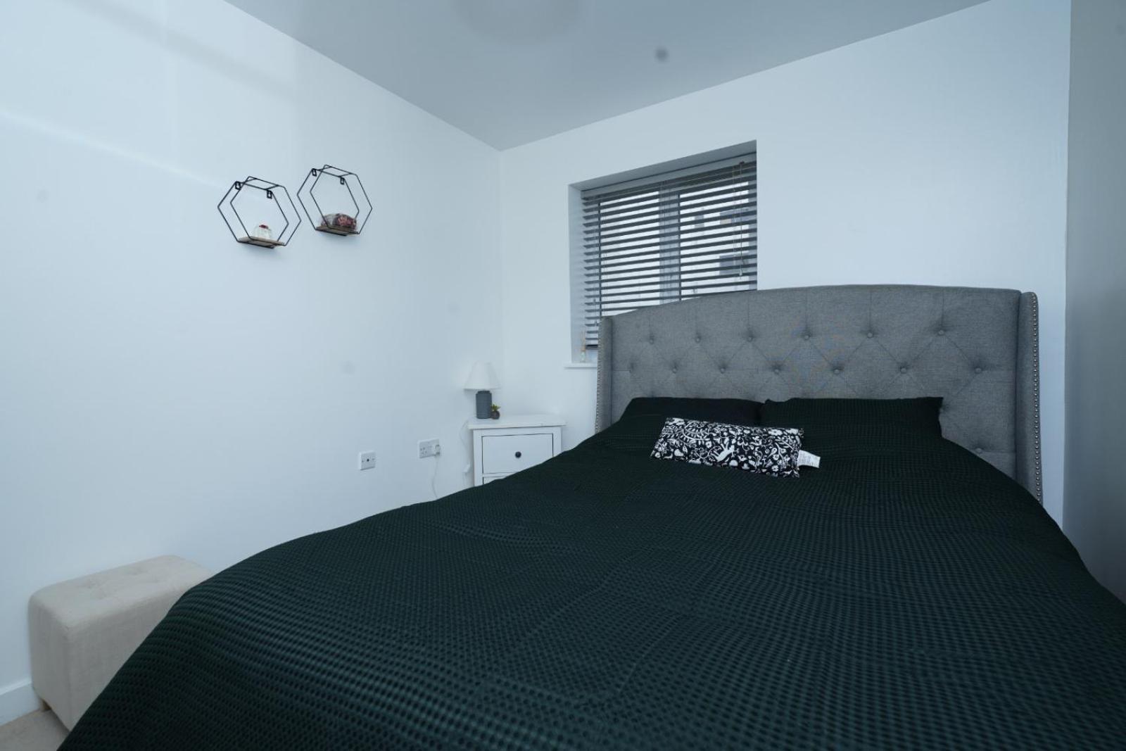 Luxe & Stylish Luton 2bed - Fast Wi-fi & Private Patio *