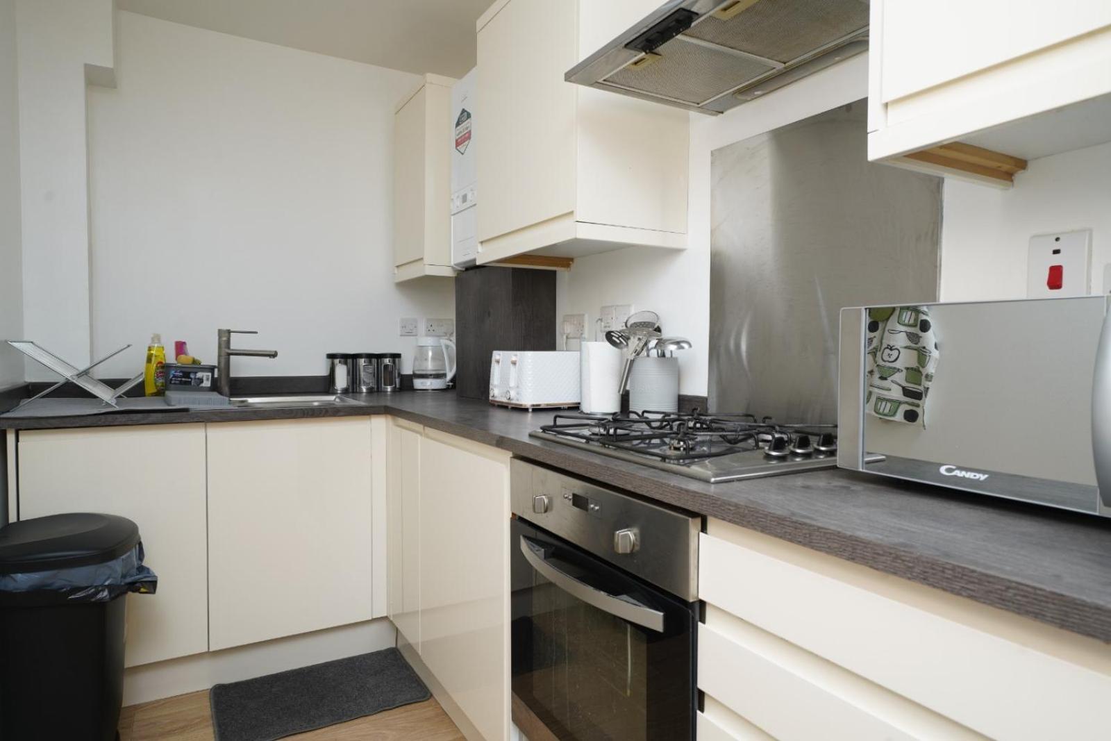 Luxe & Stylish Luton 2bed - Fast Wi-fi & Private Patio
