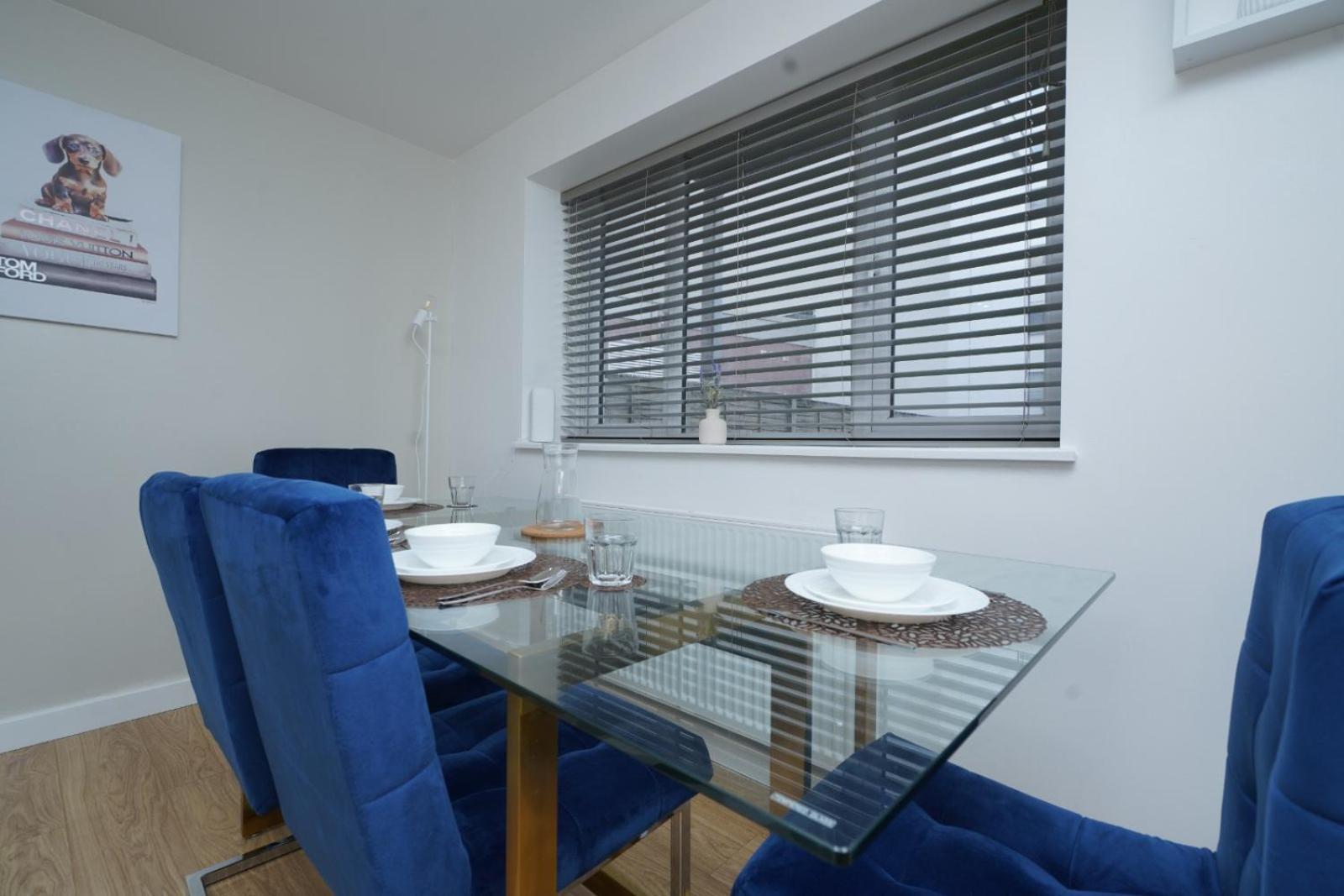 Luxe & Stylish Luton 2bed - Fast Wi-fi & Private Patio Apartment *
