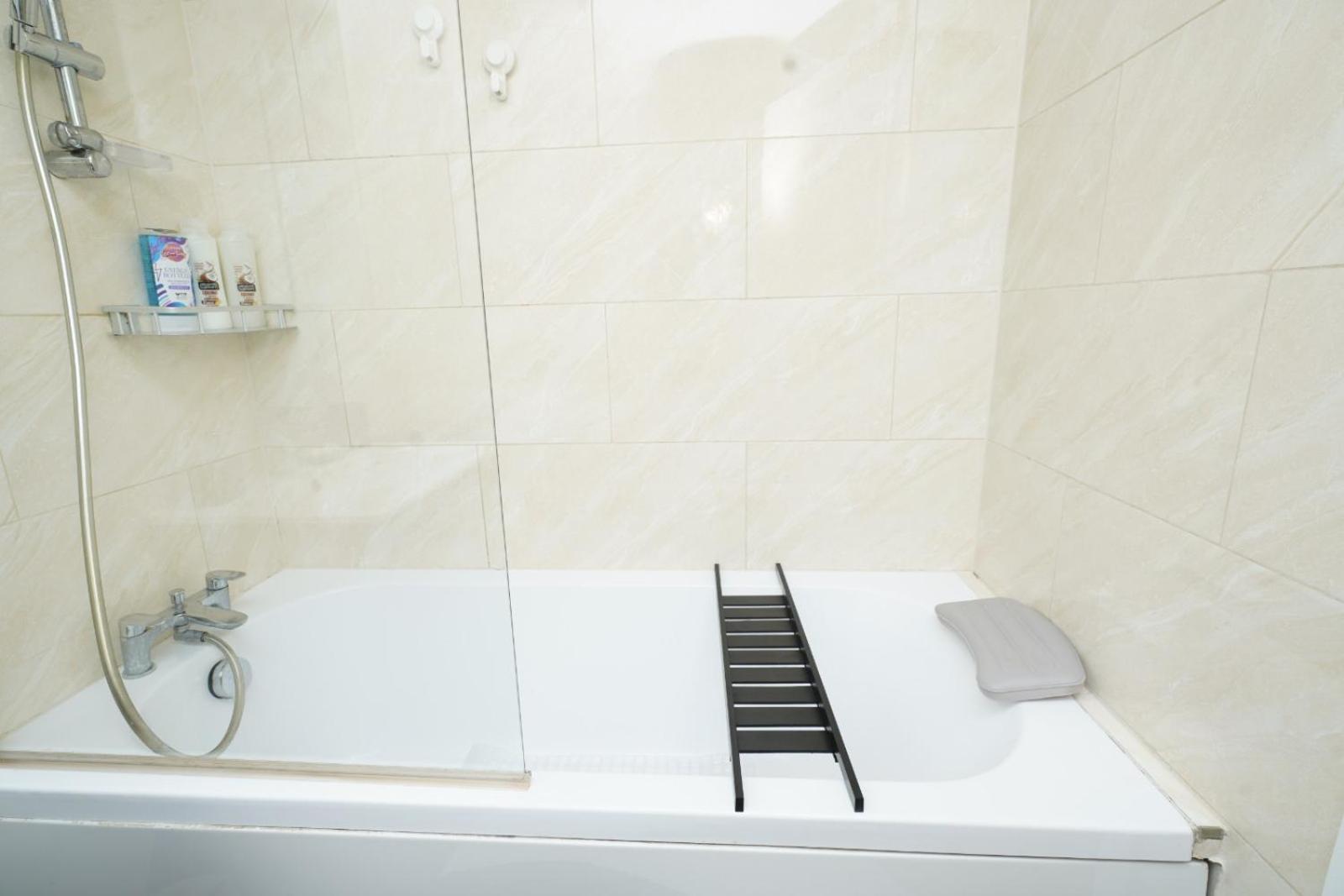 Luxe & Stylish Luton 2bed - Fast Wi-fi & Private Patio Apartment