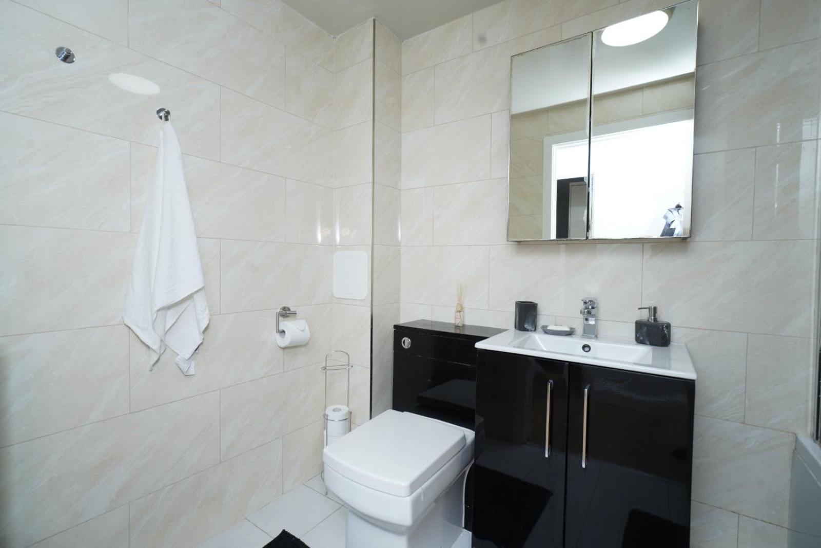 Luxe & Stylish Luton 2bed - Fast Wi-fi & Private Patio Apartment Luton (Bedfordshire)